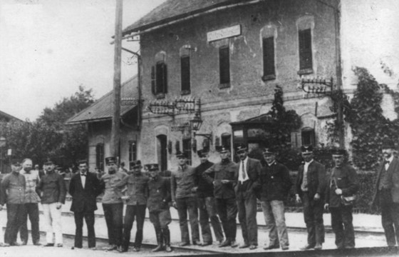 Historisches Foto am Bahnhof Neufeld mit Mitarbeitern der Raaeberbahn - schwarz/weiß Bild 