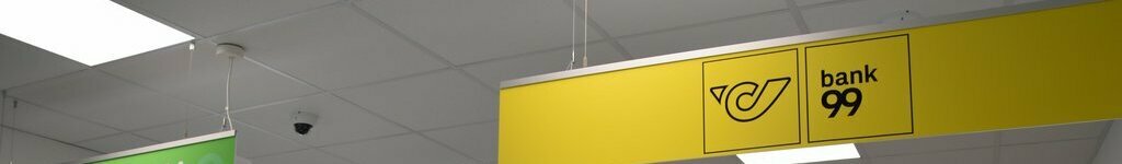 Servicecenter Mitarbeiterin beim Post Pult mit einem Kunden im Servicecenter Wulkaprodersdorf 