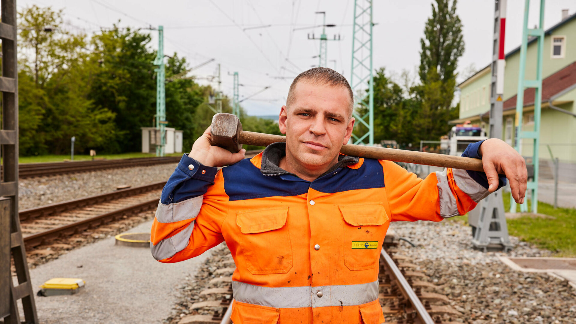 Gleisfacharbeiter_während_seiner_Arbeit_im_Gleisbereich