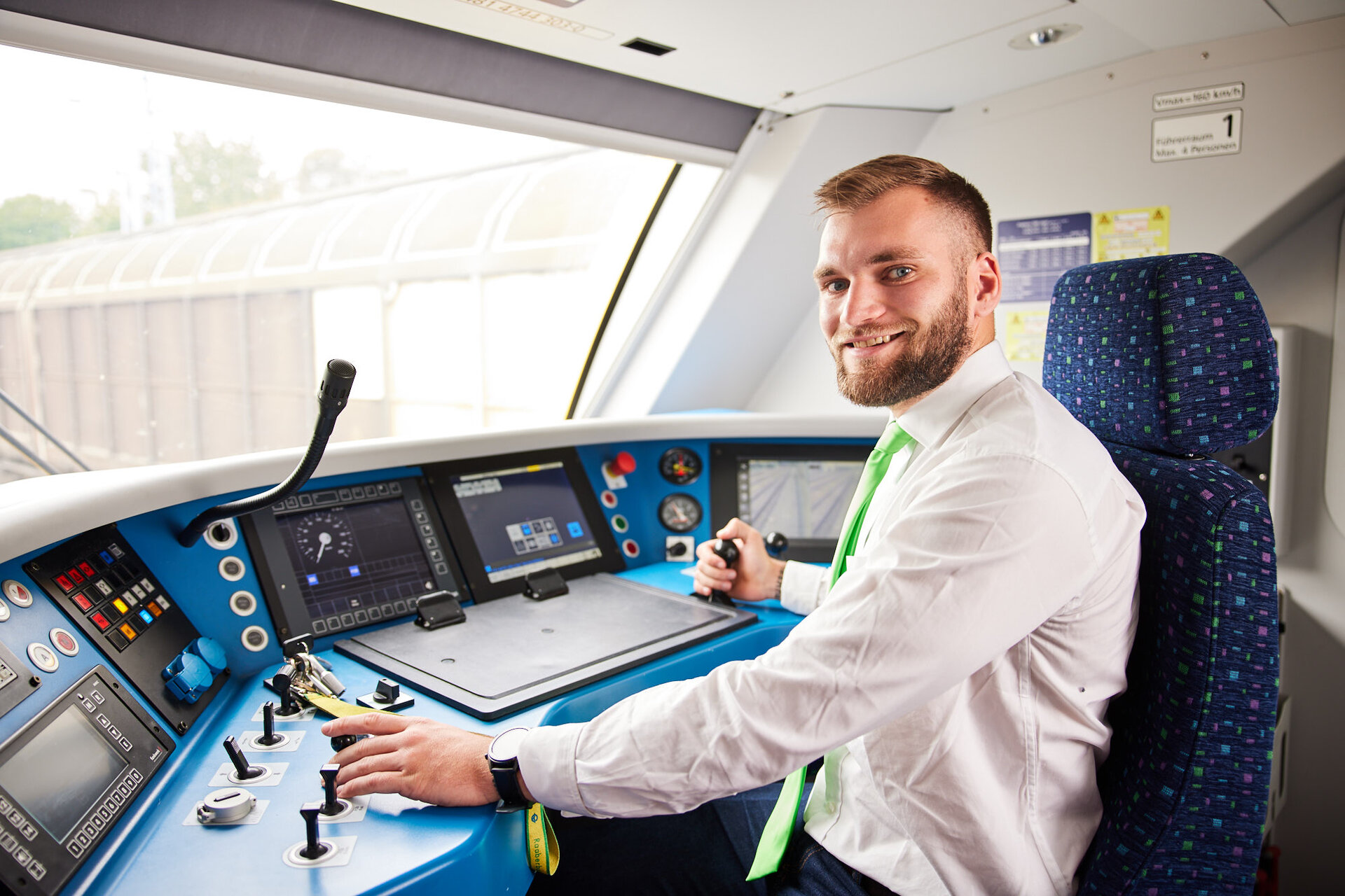 Foto_eines_Lokführer_der_Raaberbahn_direkt_am_Führerstand_im_Ventus_Zug