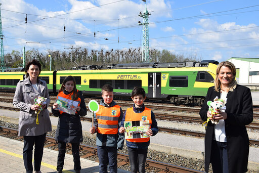 Foto der Siegerehrung des Malwettbewerbes der Raaberbahn