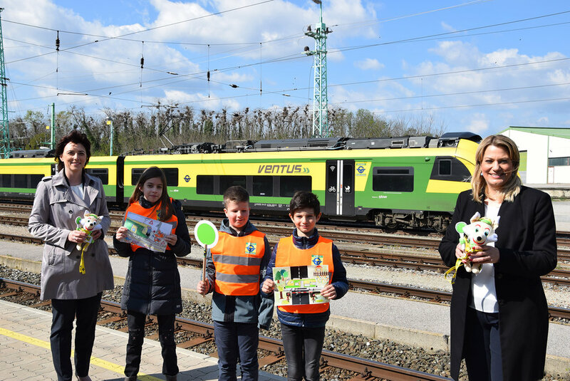 Foto der Siegerehrung des Malwettbewerbes der Raaberbahn