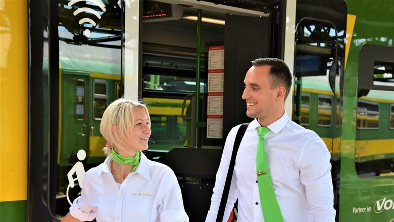 Zugbegleiterin und Zugbegleiter steigen aus dem Ventus Zug aus. 