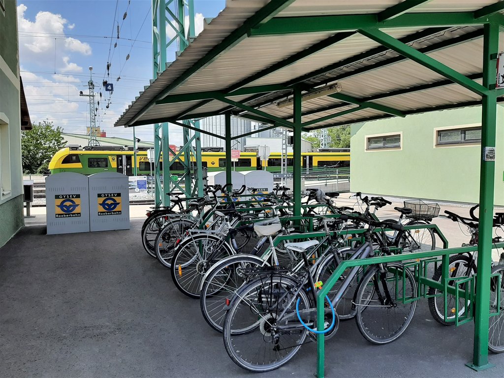 Foto des Fahrradabstellplatzes inklusive Fahrradboxen in Wulkaprodersdorf 