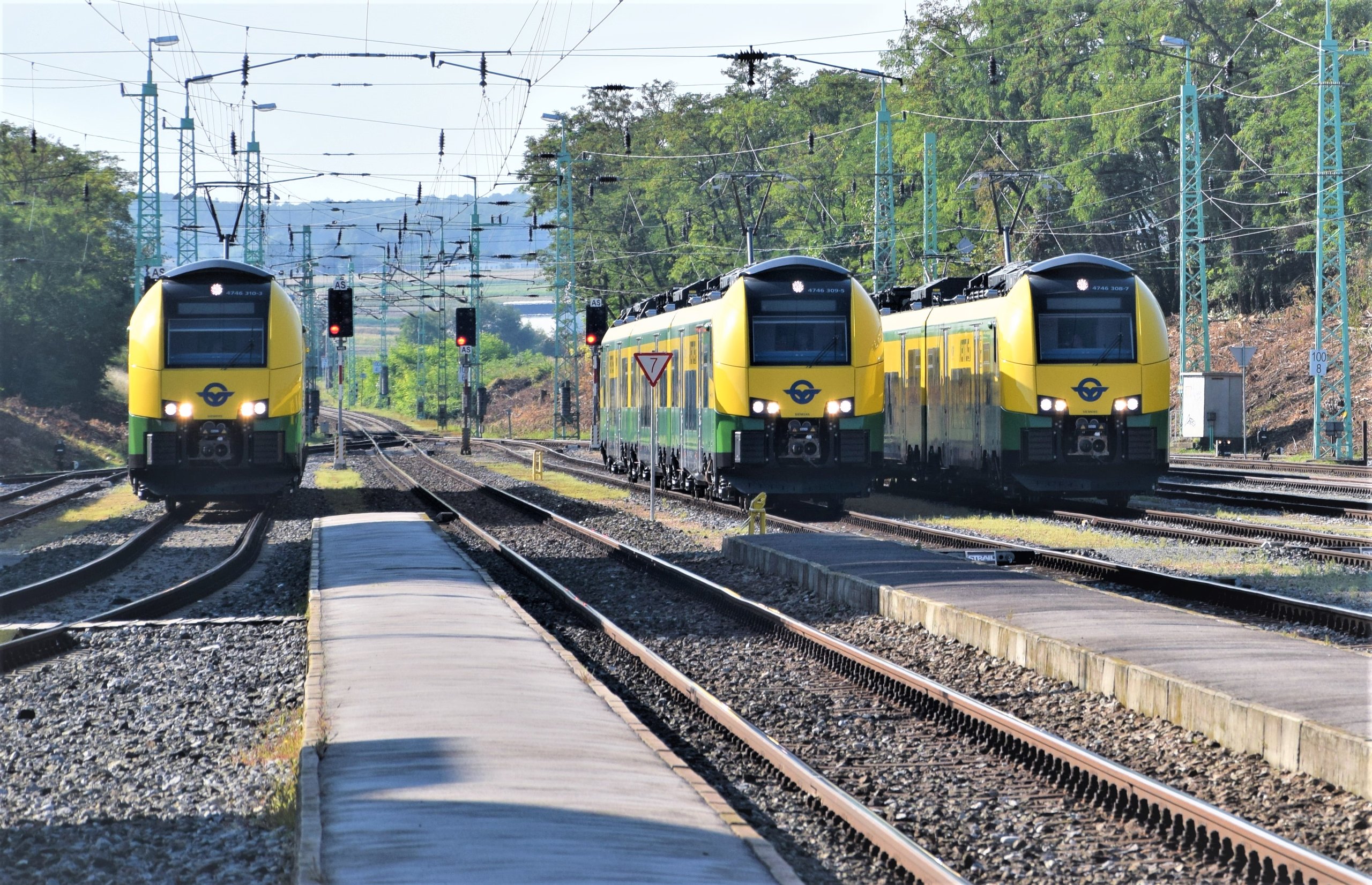 Drei_Ventus_Züge_beim_Einfahren_in_den_Bahnhof_Wulkaprodersdorf