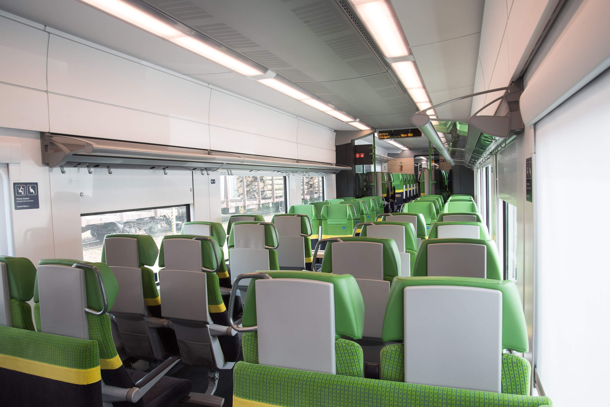 Foto des Fahrgastraumes eines Ventus Zuges der Raaaberbahn
