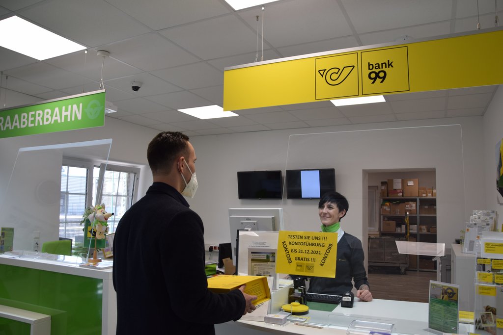 Servicecenter Mitarbeiterin beim Post Pult mit einem Kunden im Servicecenter Wulkaprodersdorf