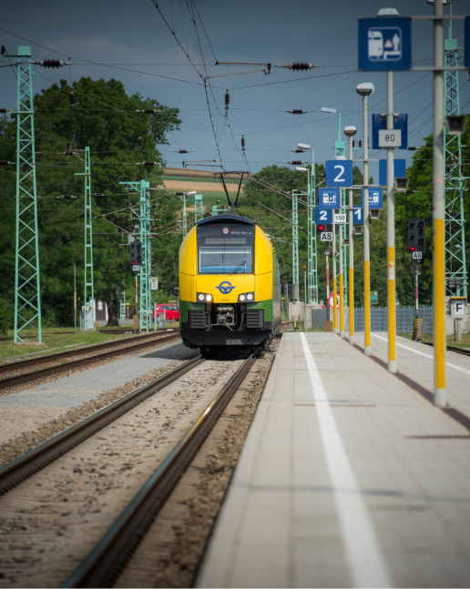 Ventus Zug fährt in den Bahnhof Müllendorf ein. 