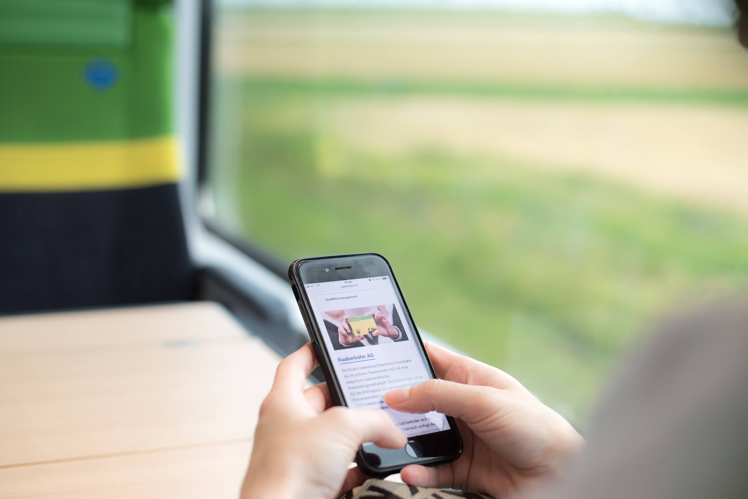Werbefoto_Hand_mit_Handy_im_Zug.jpg Werbefoto_Hand_mit_Handy.jpg