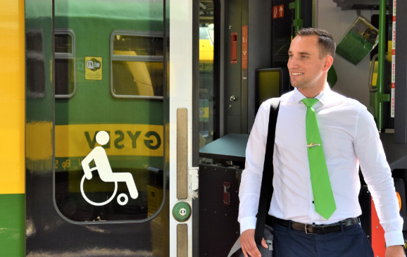 Zugbegleiter steigt aus dem Ventus Zug aus.