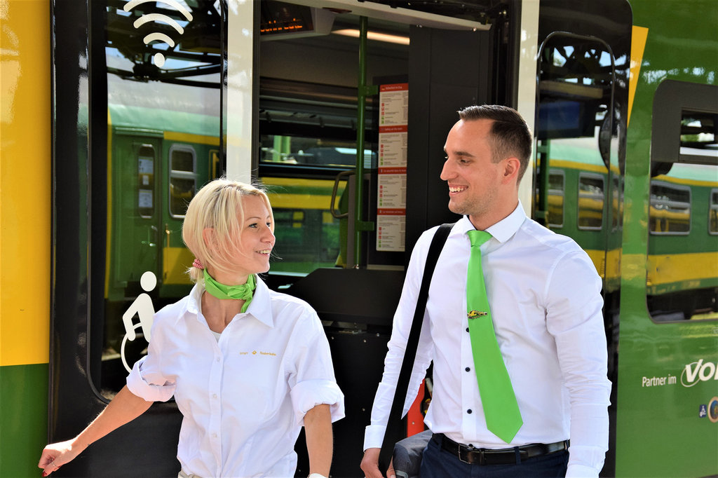 Zugbegleiterin und Zugbegleiter steigen vom Ventus aus.